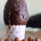 Œuf au chocolat au lait et noisettes concassées