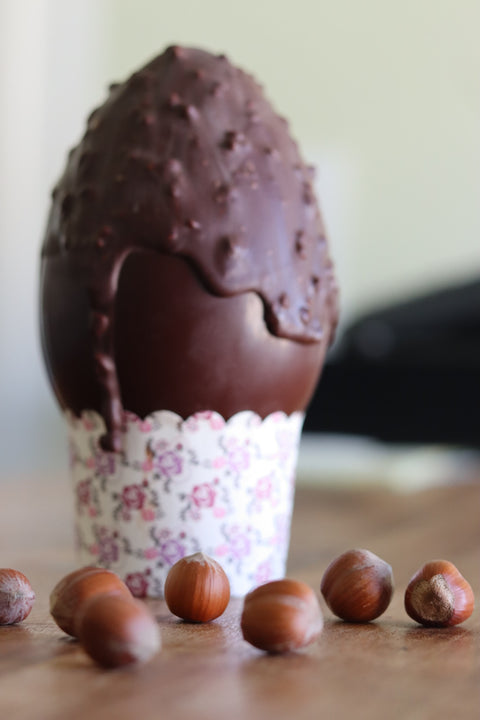 Œuf au chocolat au lait et noisettes concassées