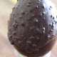 Œuf au chocolat au lait et noisettes concassées