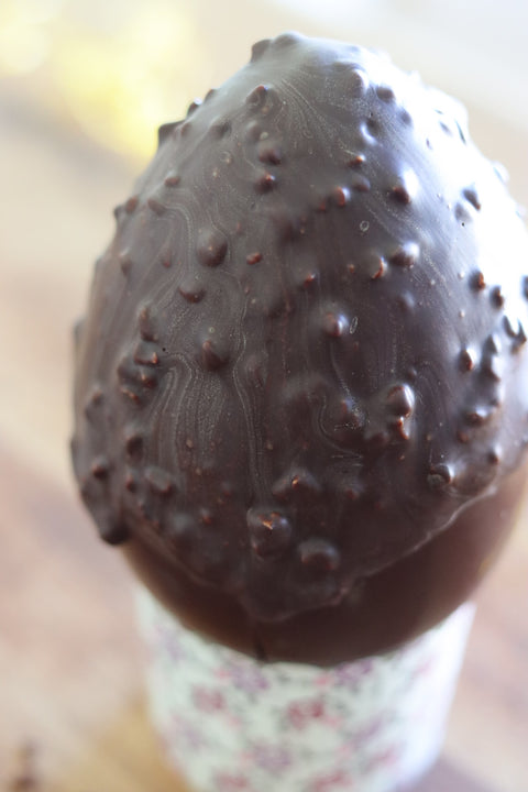 Œuf au chocolat au lait et noisettes concassées