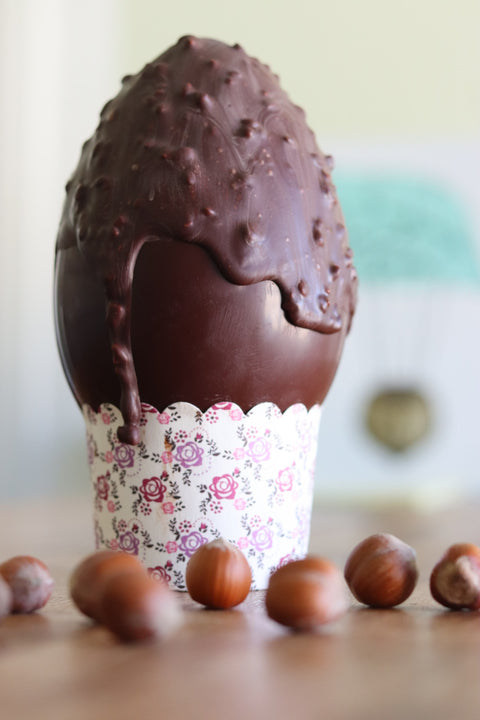 Œuf au chocolat au lait et noisettes concassées