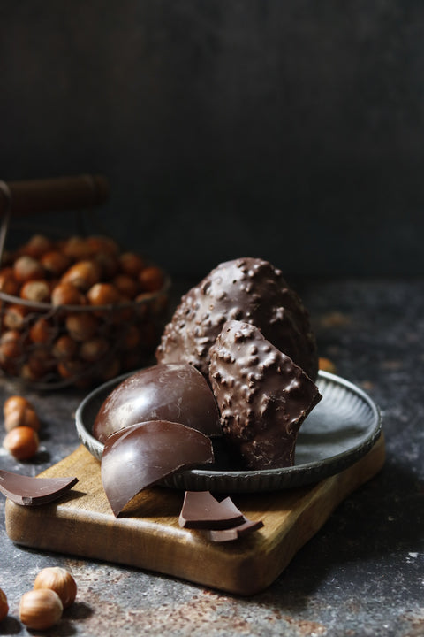 Œuf au chocolat noir et noisettes concassées