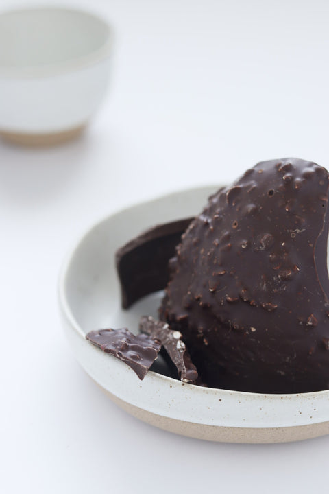 Œuf au chocolat noir et noisettes concassées